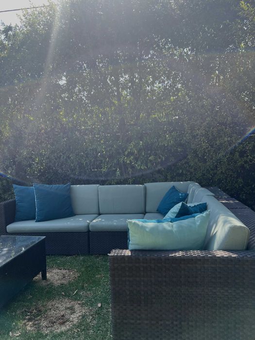 Conjunto de sofas de jardim em L e mesa de apoio em vidro e almofadas