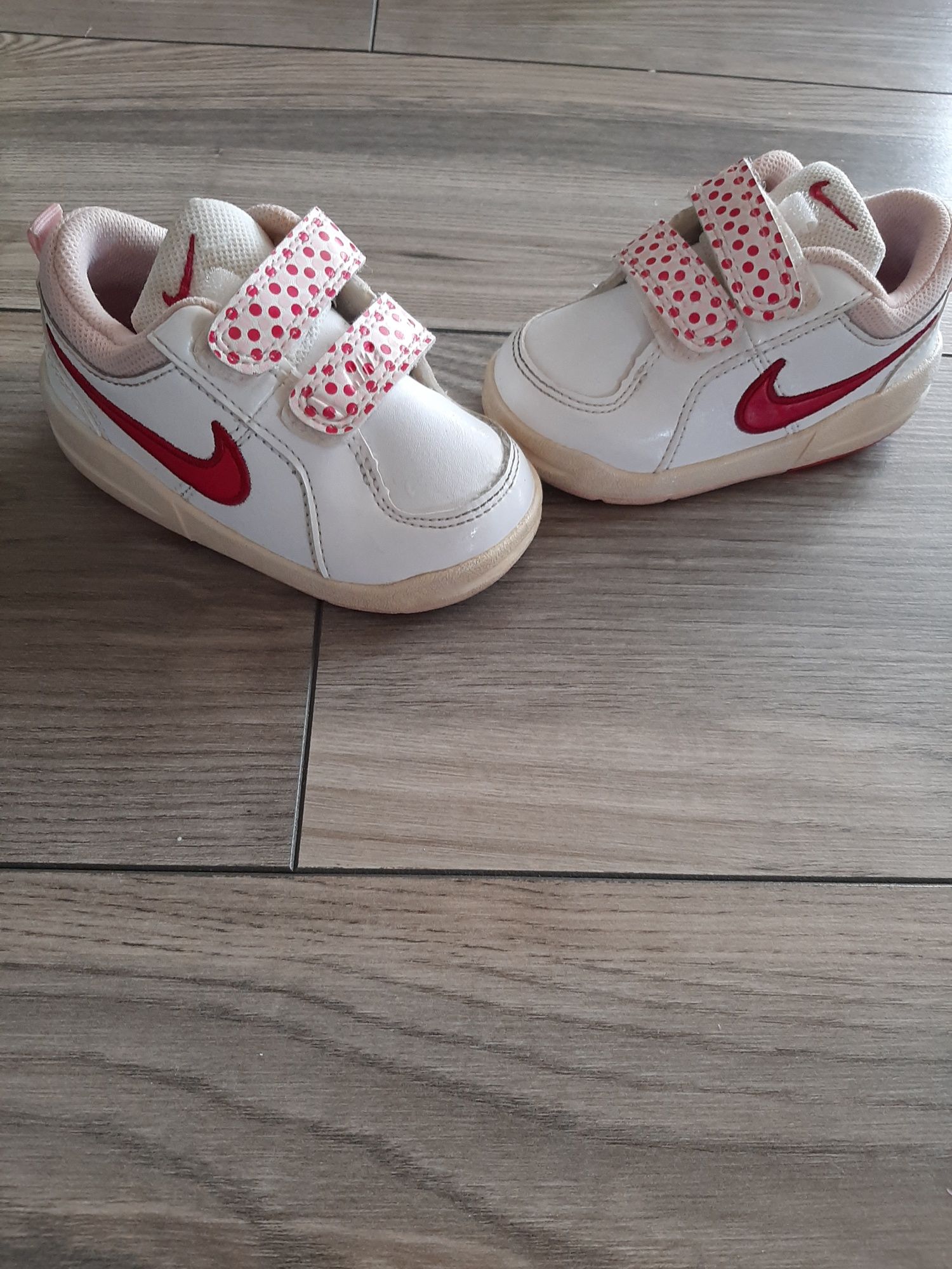 Śliczne Nike dla dziewczynki  roz.21