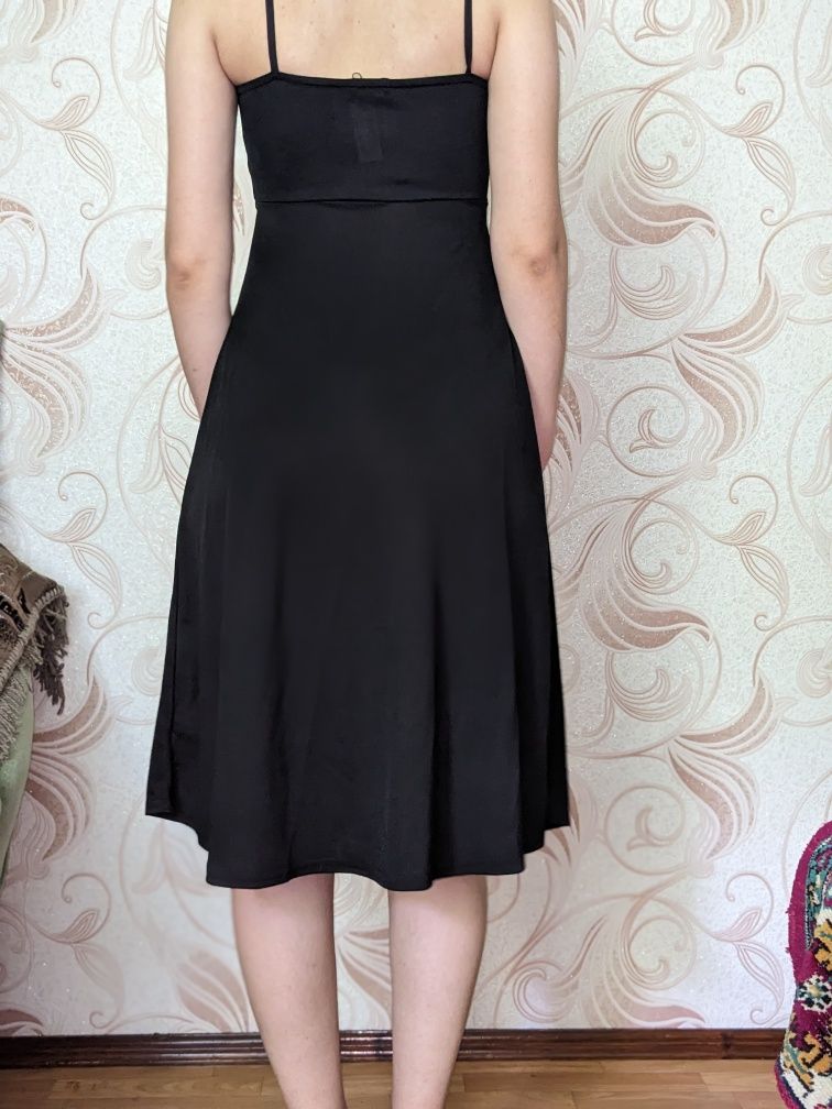 Сукня чорна трендового фасону