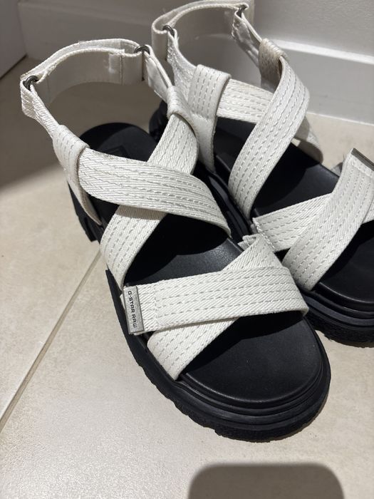 Sandały na grubej podeszwie