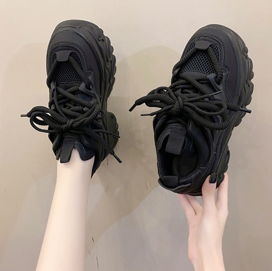 Adidasy na koturnie