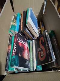 Karton pełen używanych książek
