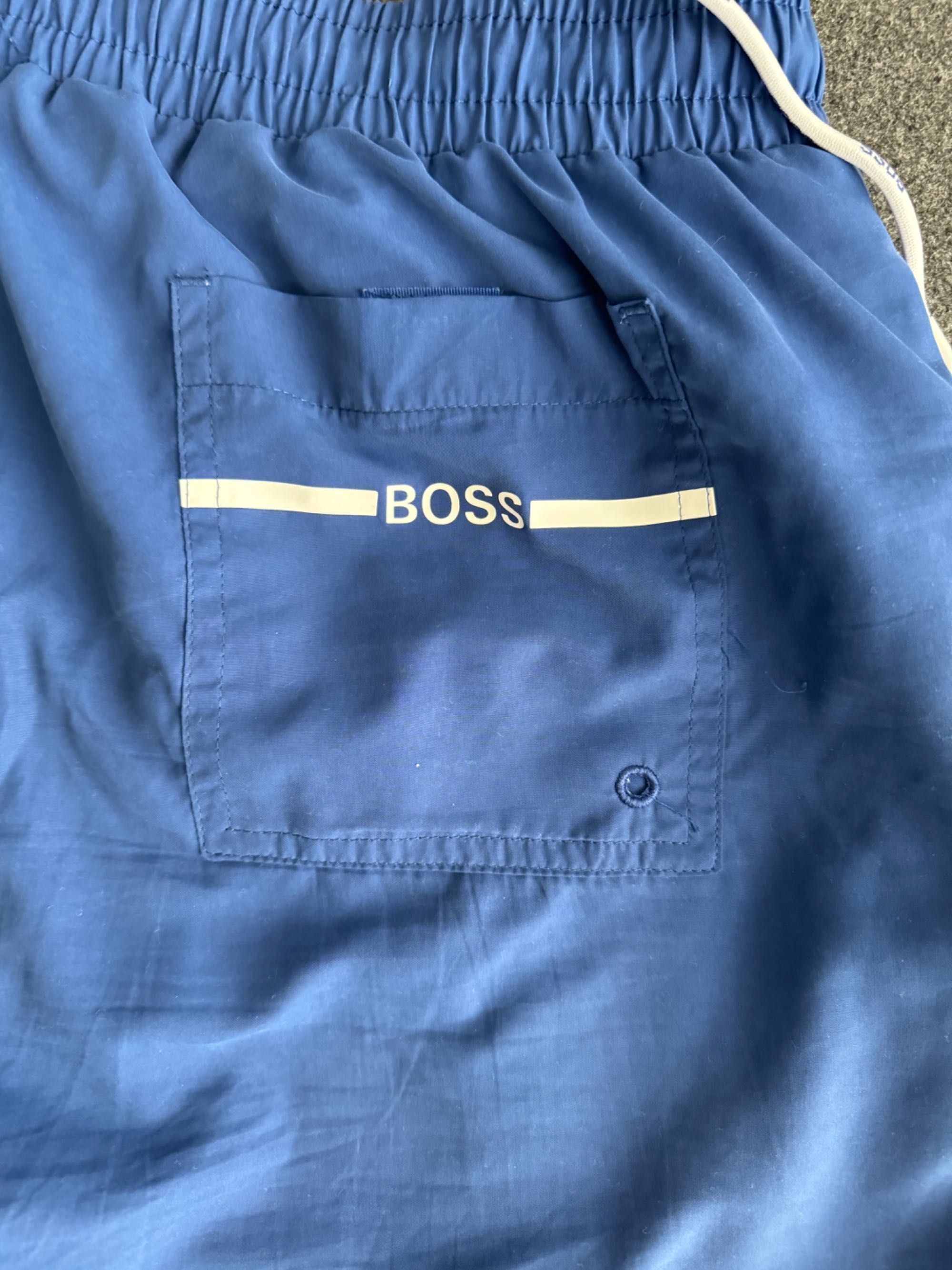 Niebieskie szorty Hugo Boss.