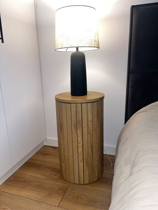 Stolik/ki nocny w kolorze ciepły dąb.