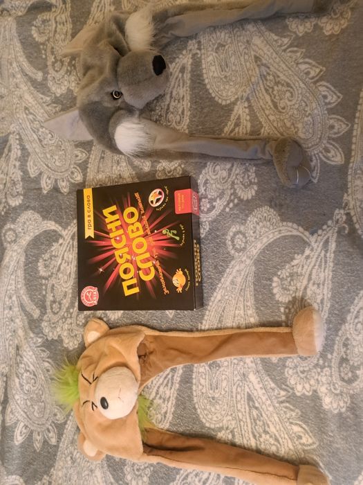 Продам ігру  "ПОЯСНИ СЛОВО"  і шапкт Веджежа і Вовк