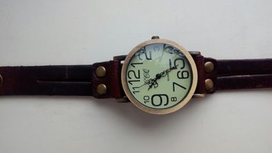 НОВЫЕ часы кварцевые кожаный браслет
