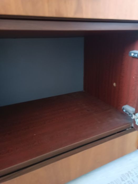 Продам сервант з поличками