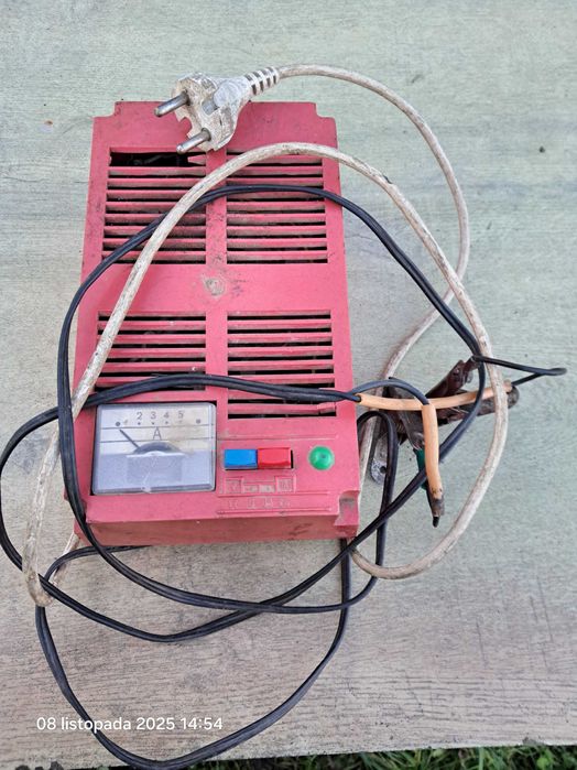 Stary zasilacz na 12 V i 6 V sprawny