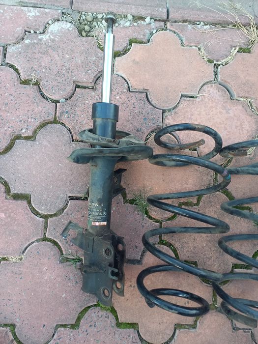 Продам амортизаторы б/у в рабочем состоянии оригинал Nissan qashqai J1