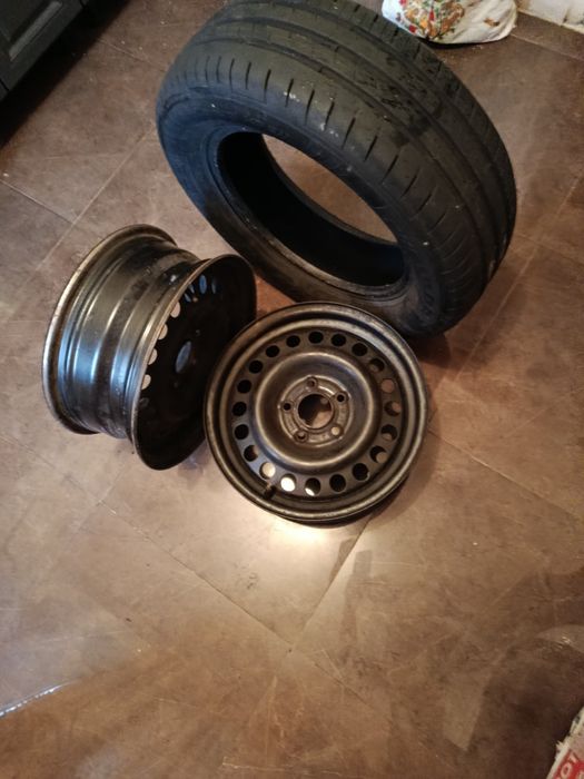 Колеса усі чотири,залізні.і резини пара двіві шини 195-65резина також