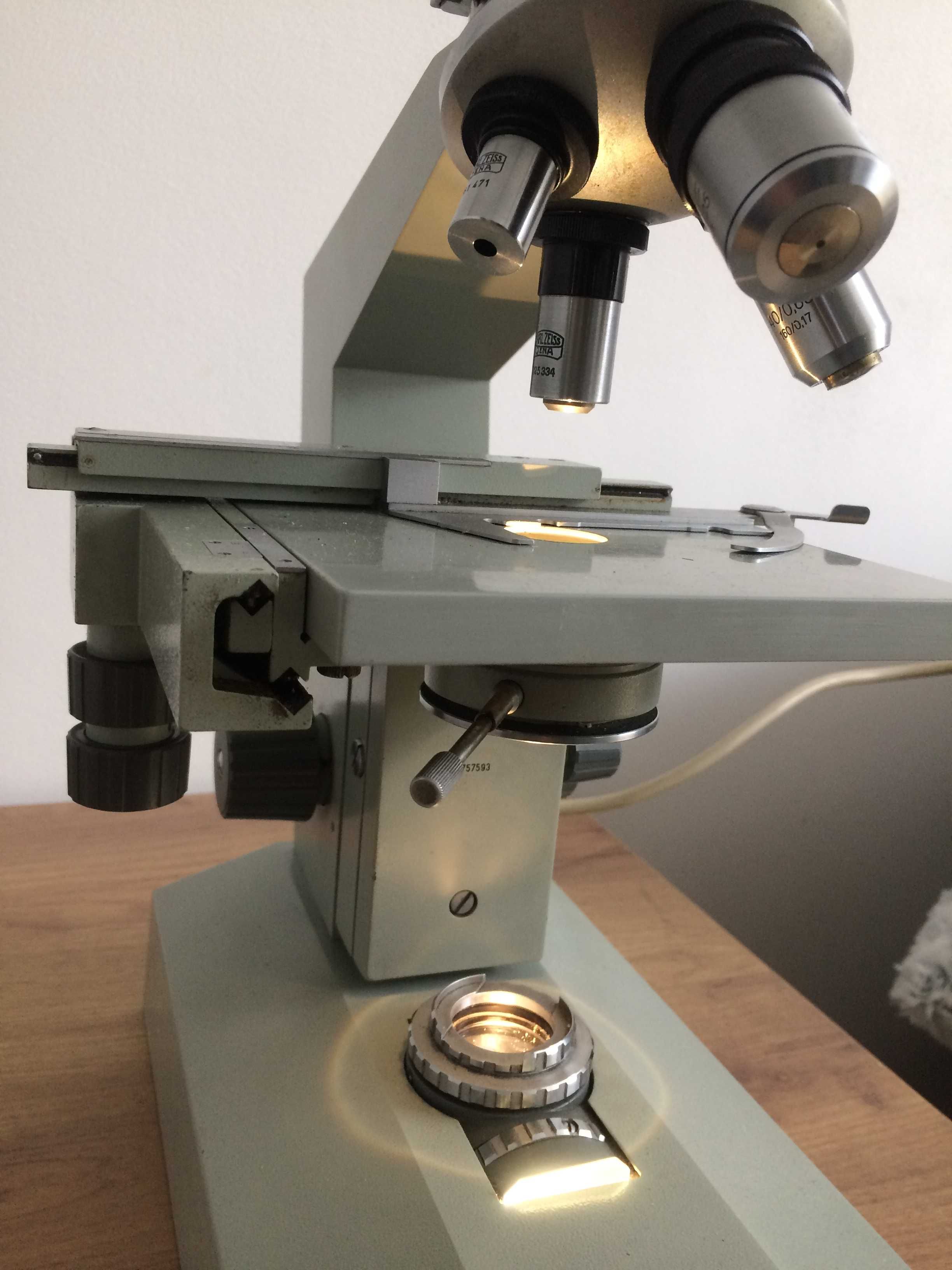 Mikroskop biologiczny Laboval 2 firmy Carl Zeiss Jena z czasów DDR.