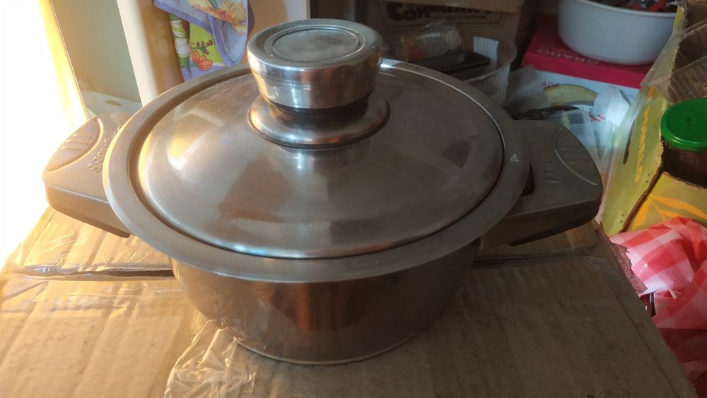 Продам кастрюли с крышками