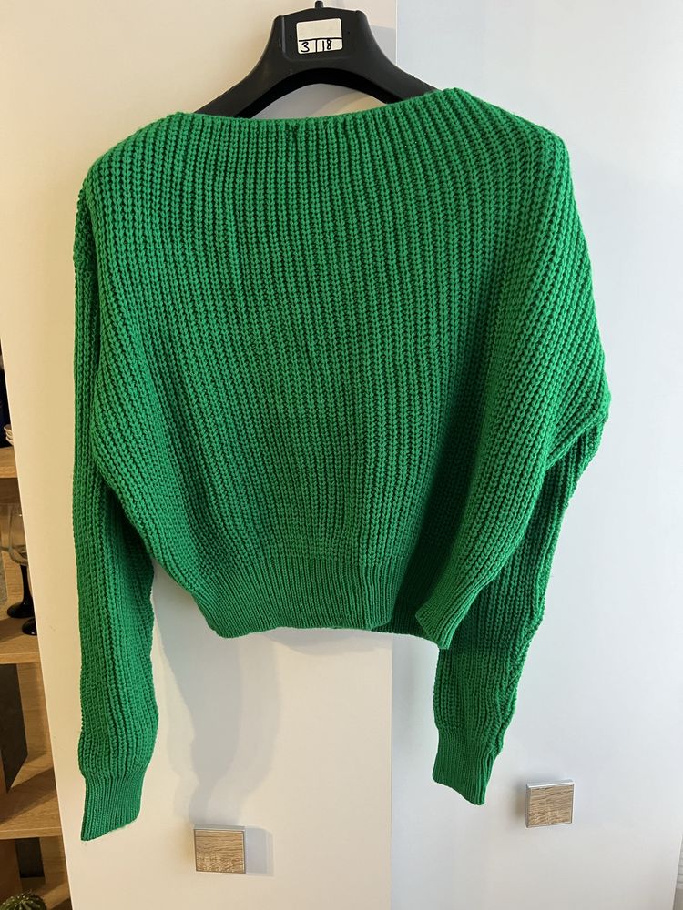 Стильний зелений светр
