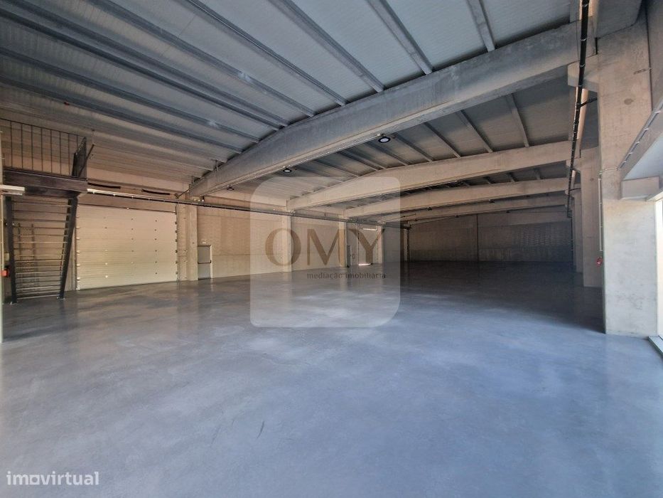 Armazém novo com 2 pisos e cais junto à Zona Industrial de Vila Real