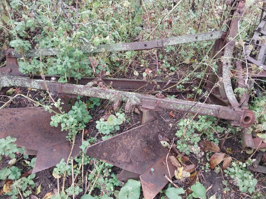 Продам Плуг трьох корпусний всі деталі по тел