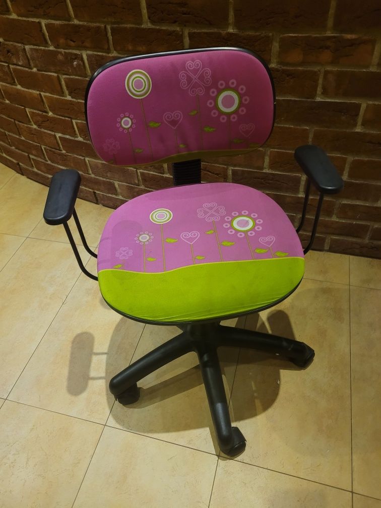 Krzesło obrotowe dla dziecka dziewczyki