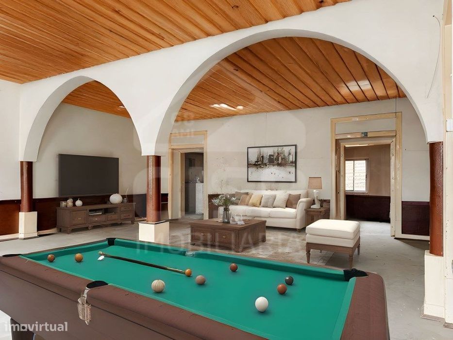 Prédio de dois pisos no centro de Benavente