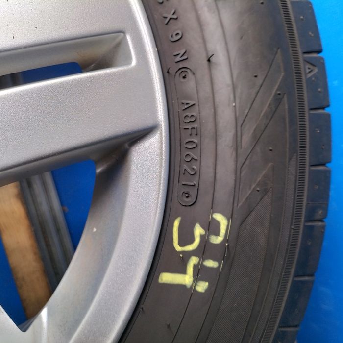 Komplet felg aluminiowych z oponami letnimi do VW Golfa 4