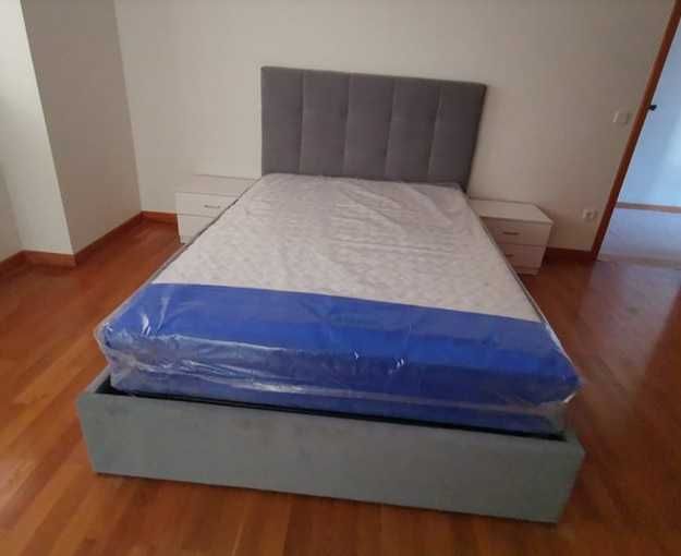 Cama de casal estofada em tecido cor a definir