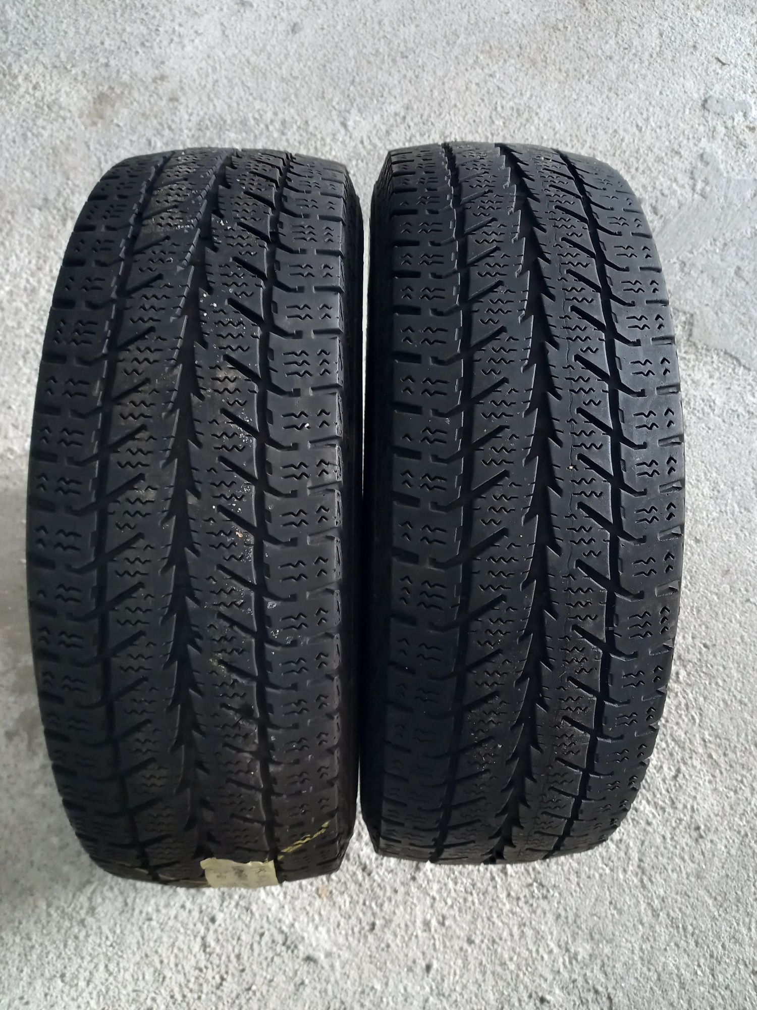 4 Pneus 195/65R16 C Michelin e Uniroyal