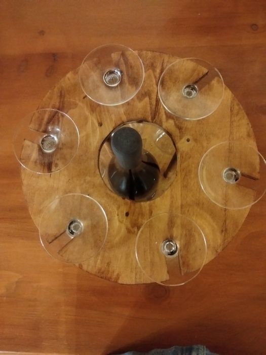 Suporte com copos de vinho