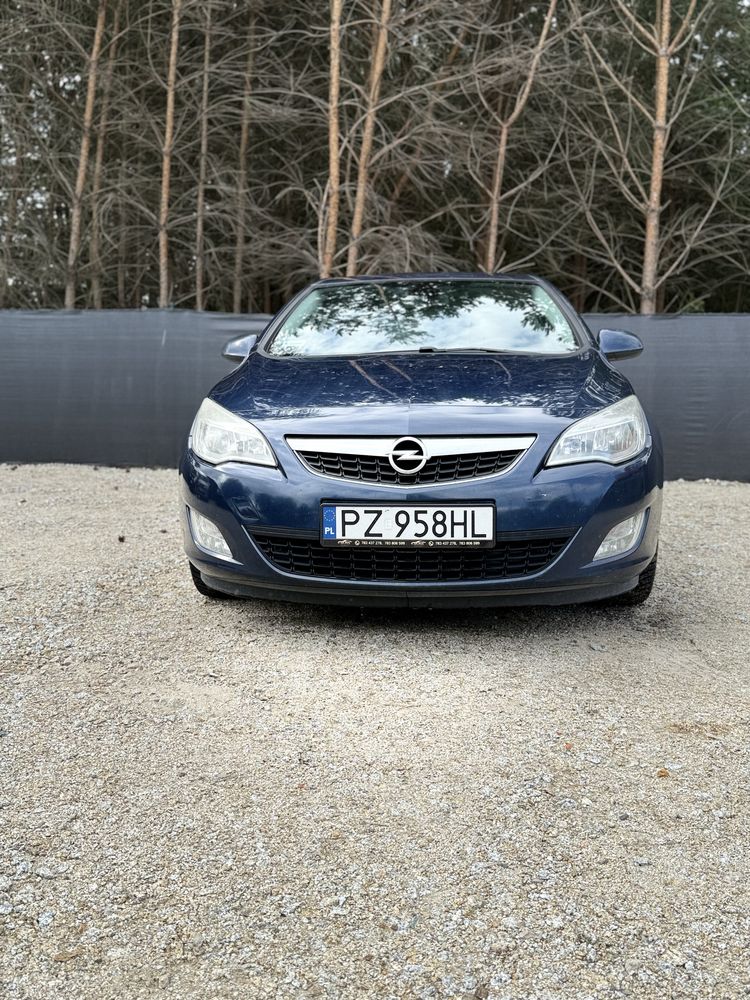 Opel Astra J,hatchback 2011r, 1.7 CDTI, 110km, klima 5 drzwi CARFAX