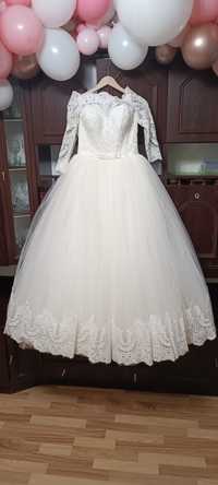 Весільна сукня, колір айворі