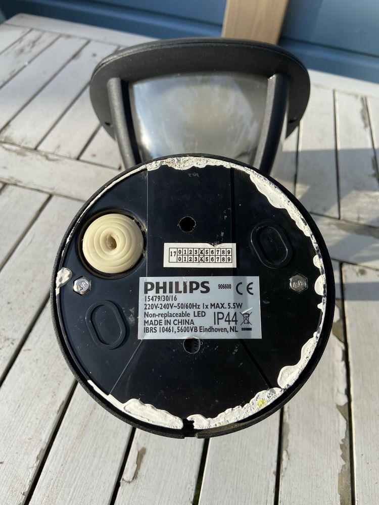 Lampa elewacyjna Philips LED z czujnikem ruchu i zmierzchu