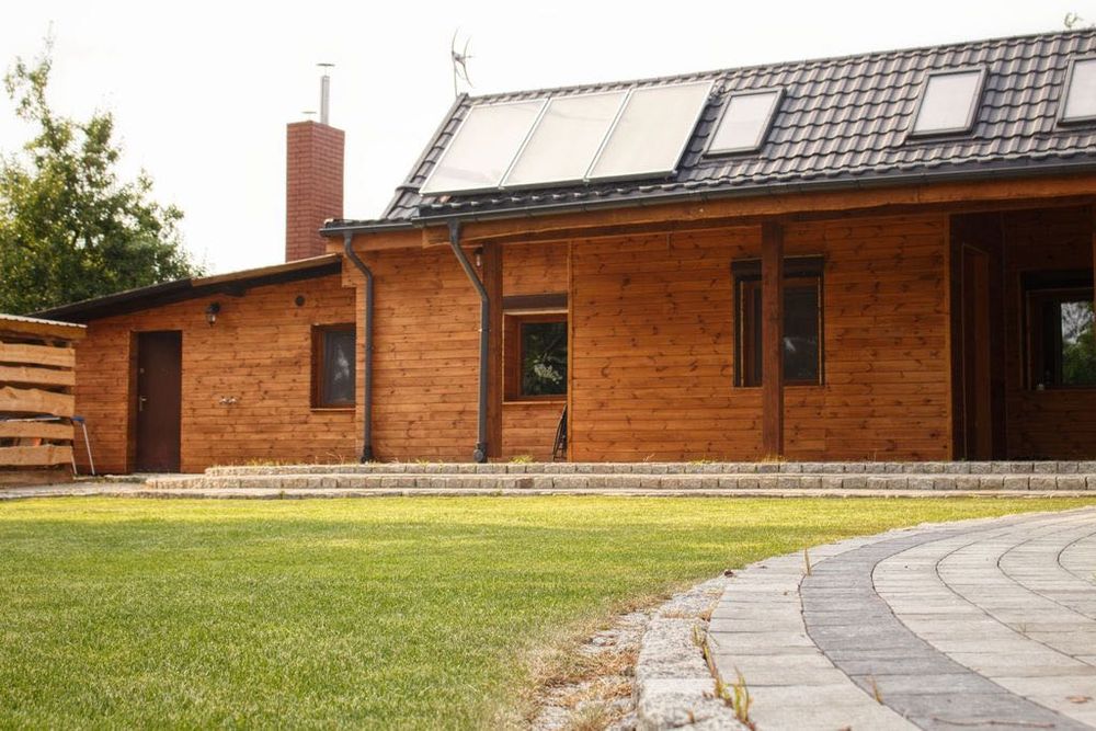 Dom po remoncie z dużym ogrodem i basenem