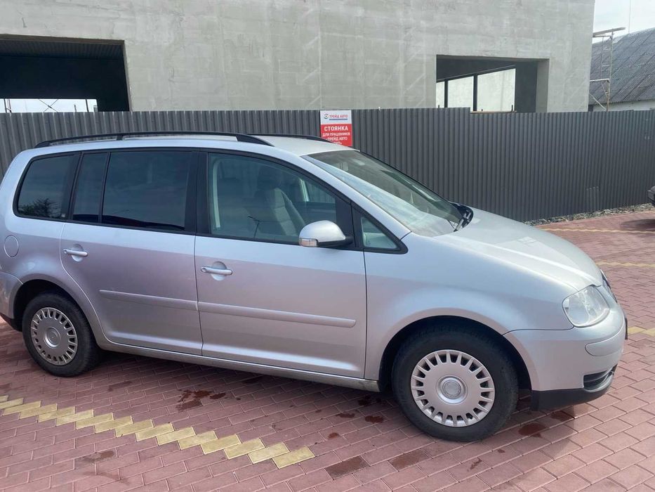VW Touran 1,6 бензин,механіка 2004