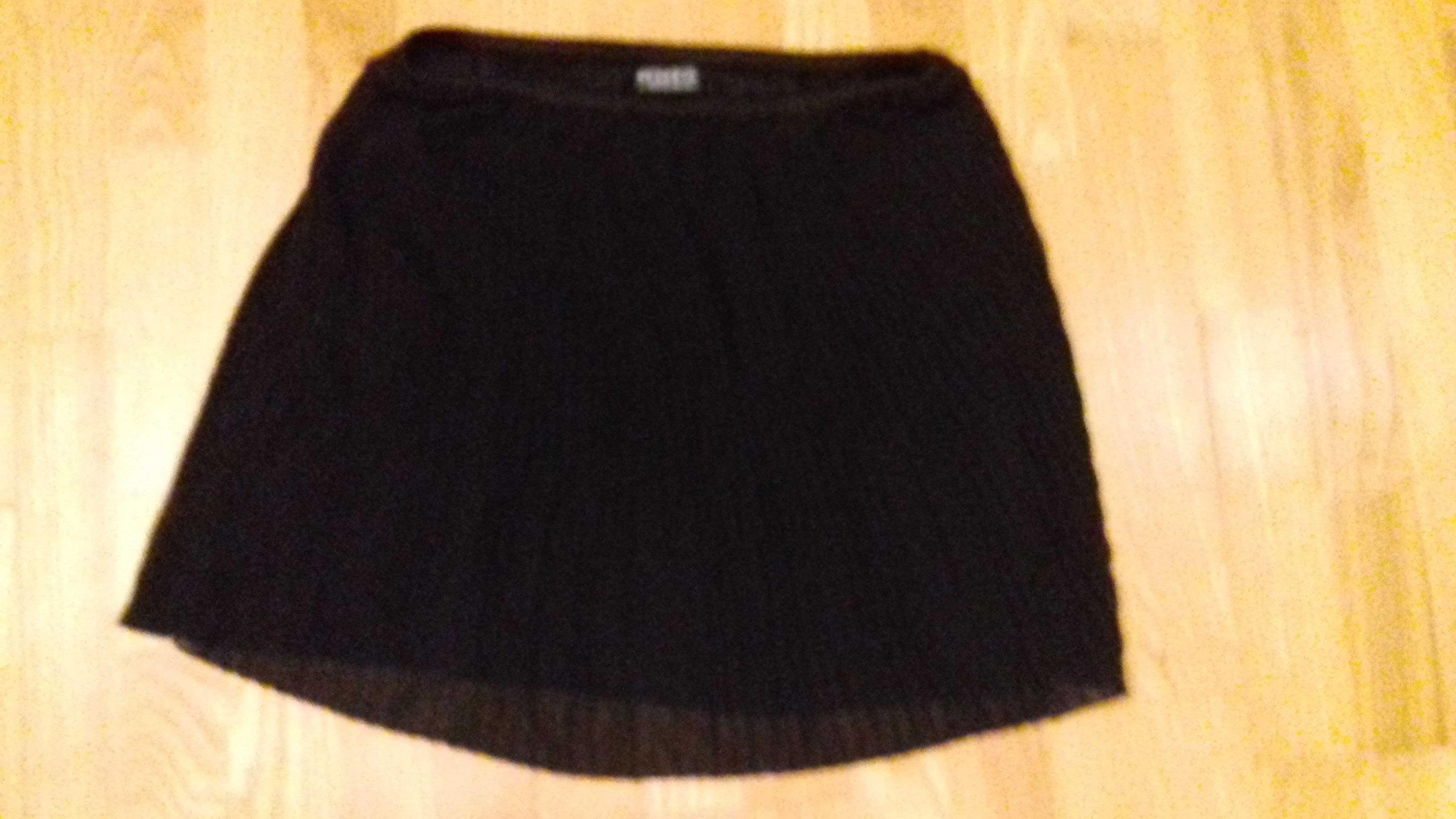 Czarna plisowana spódniczka dla dziewczynki.