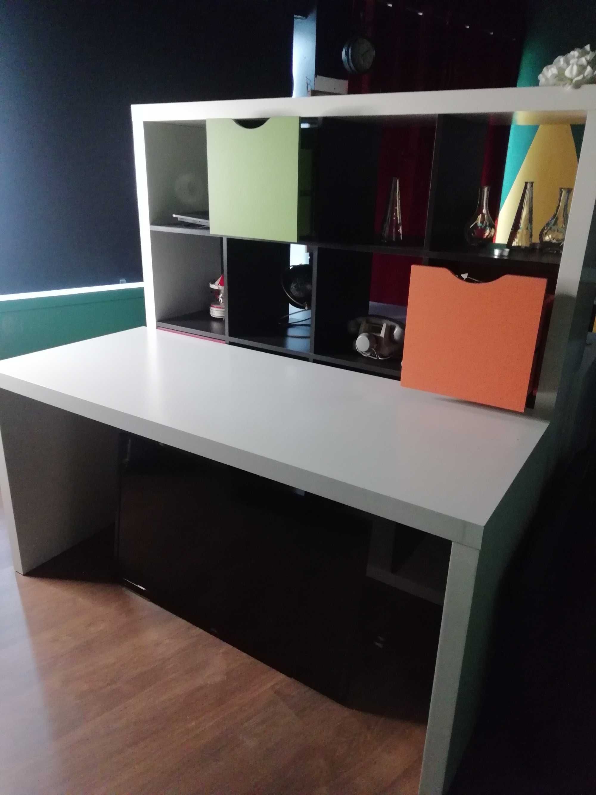 Mesa + Estante em cubos