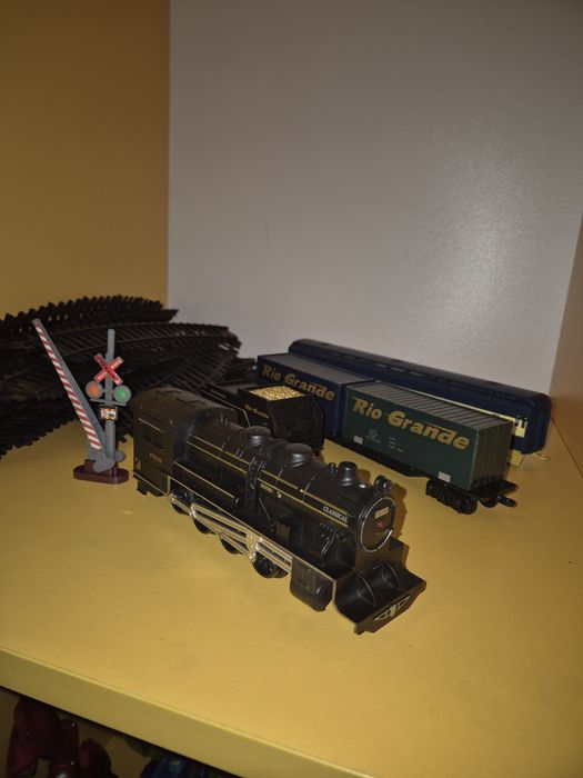 Дитячий поїзд Залізнична колія дорога з вагонами Залізниця дитяча