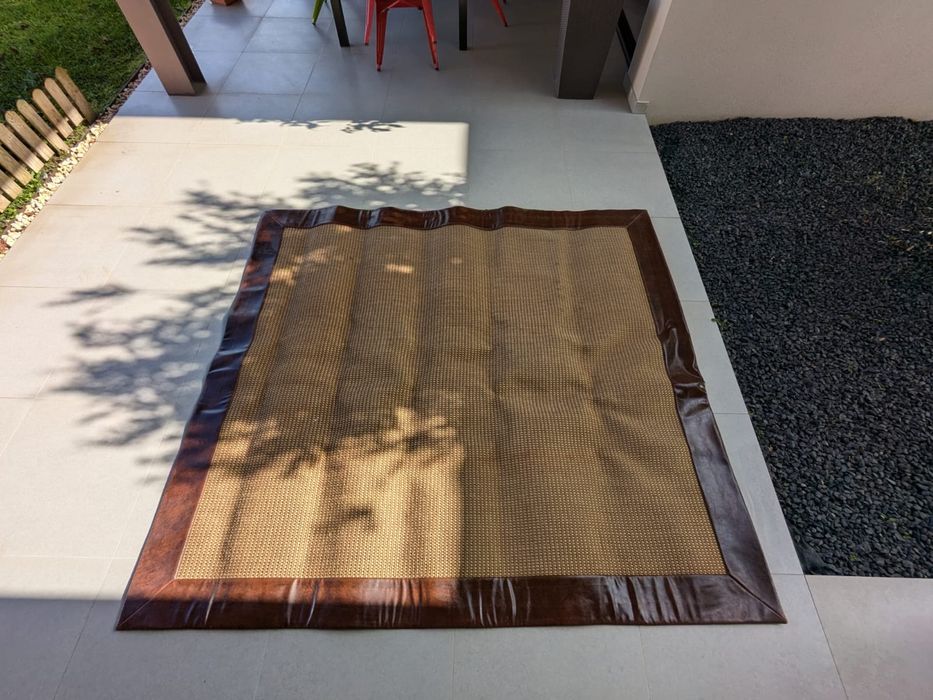 Carpete sisal e napa castanhos