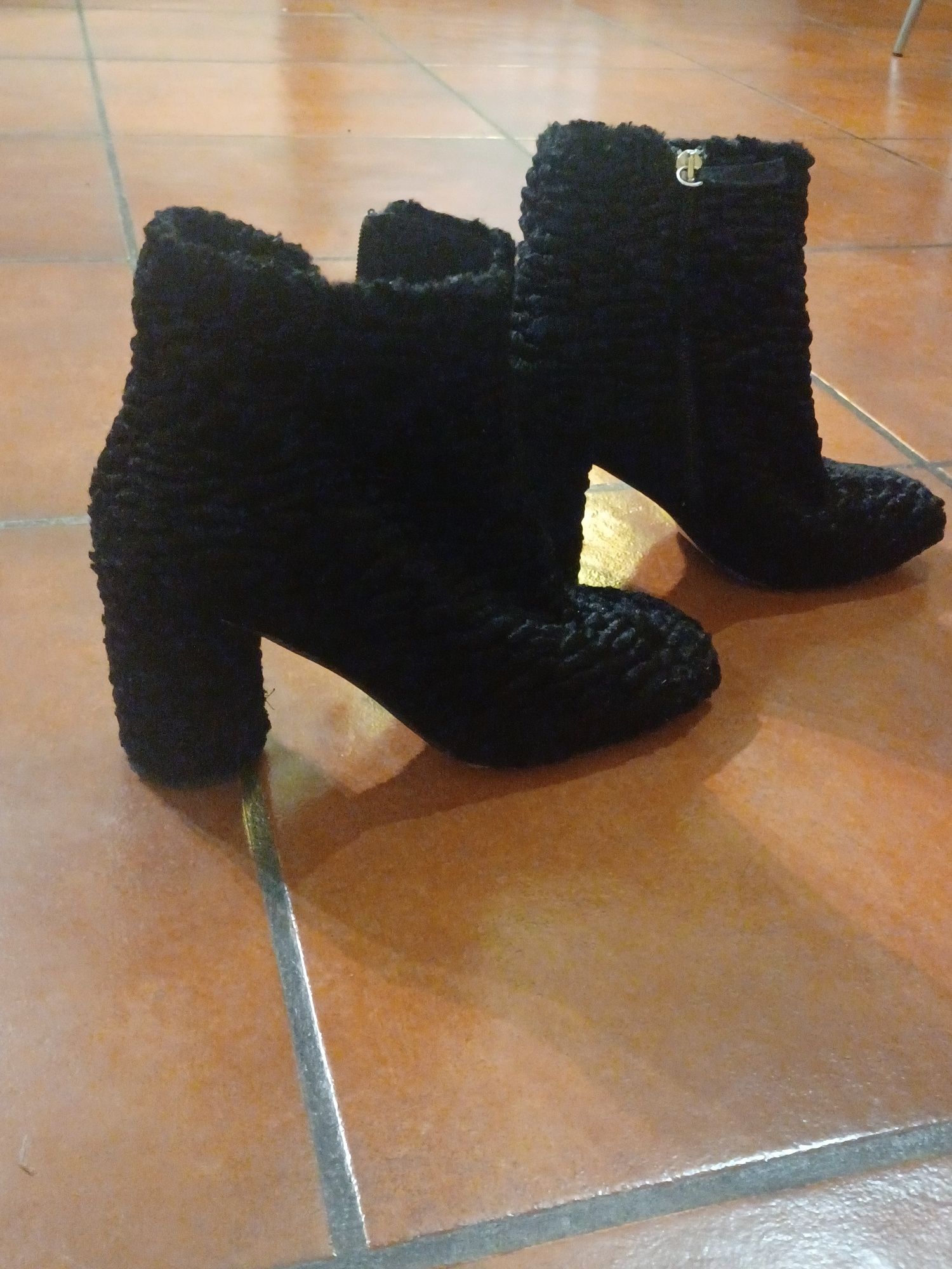 Botas de veludo com relevo,pelo tornozelo,Zara,como novas, tamanho 38