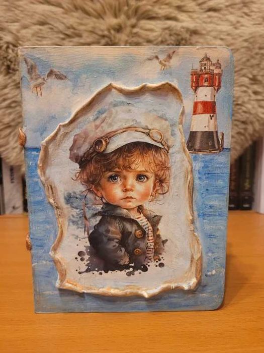 Morska skrzynka w formie książki – ozdoba i schowek w jednym