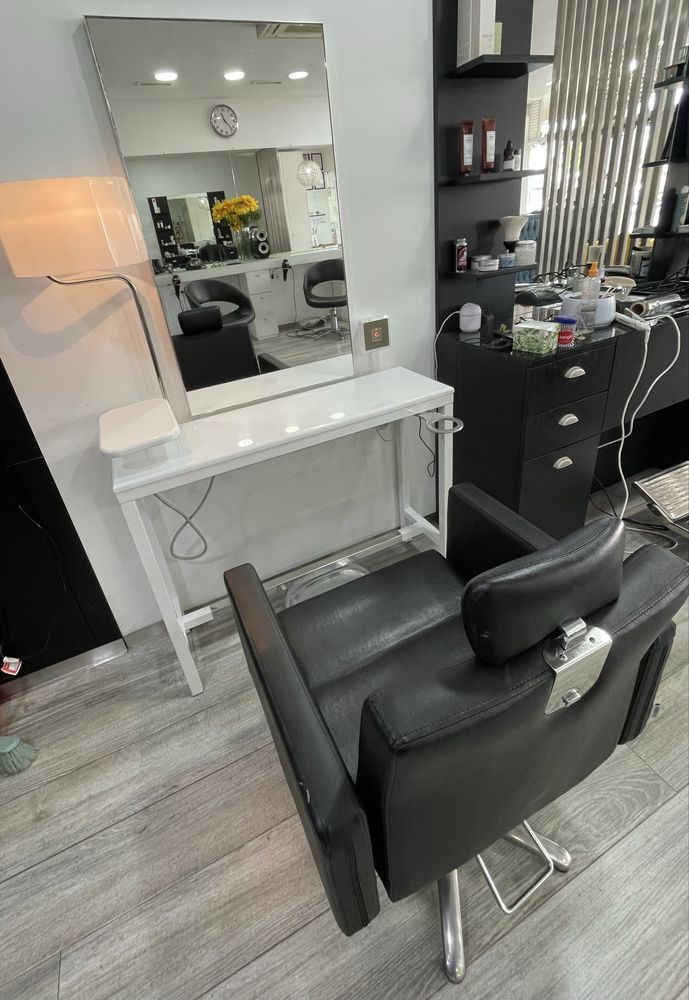 Conjunto cadeira bancada e espelho