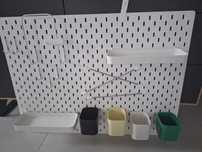 Tablica perforowana 76×56 z akcesoriami (IKEA SKADIS) – biała