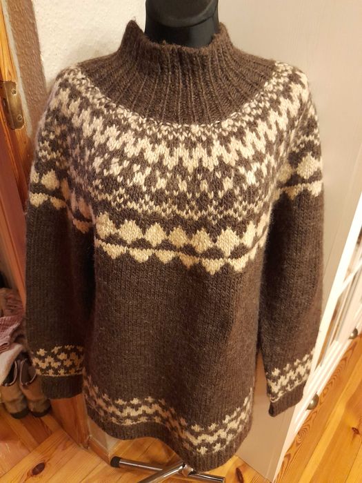Wełniany ręcznie robiony sweter