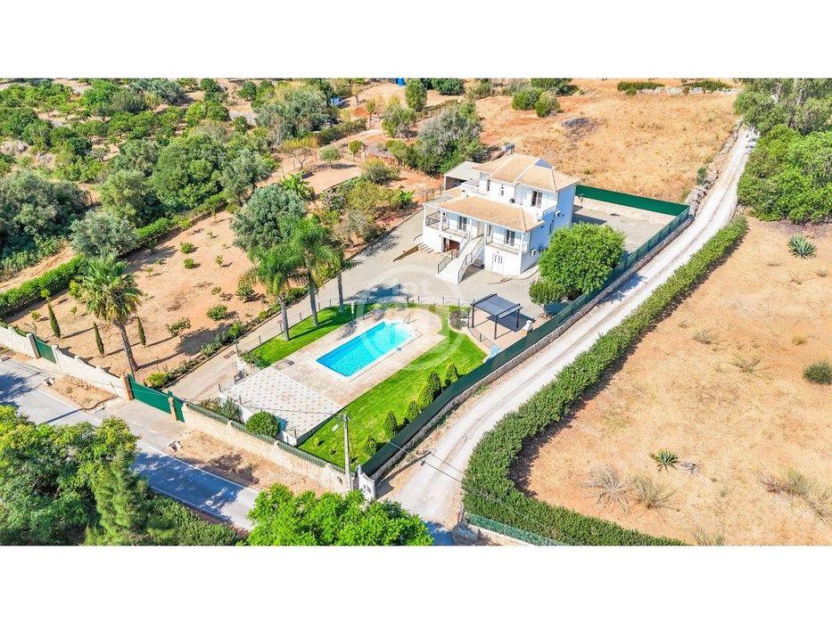 Moradia com 3 quartos + apartamento anexo com 2 quartos e entrada i...