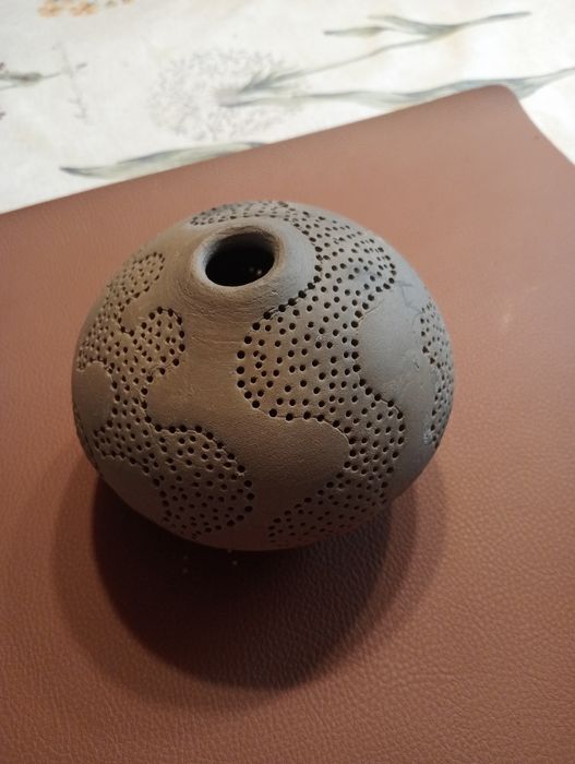 dekoracja.  Gliniany wazonik na suszone kwiaty