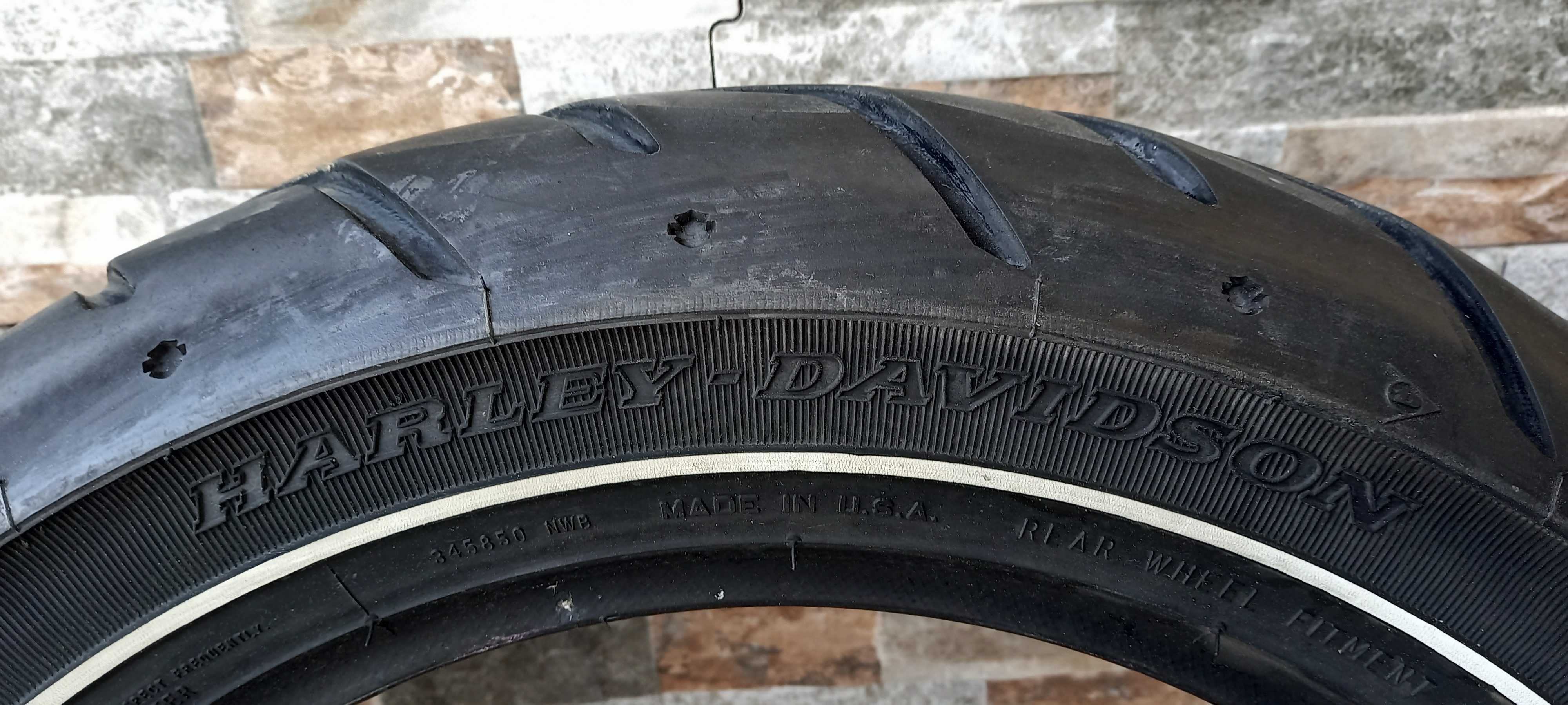 Pneu 180.65.B16 Dunlop D407 inscrição "Harley Davidson "