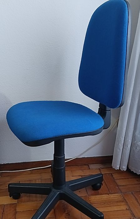 Cadeira de escritório com rodas e amortecedor