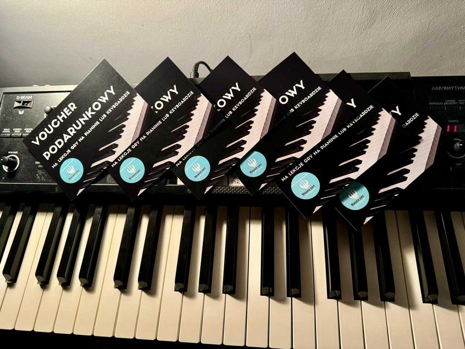 VOUCHER na lekcje gry na pianinie.