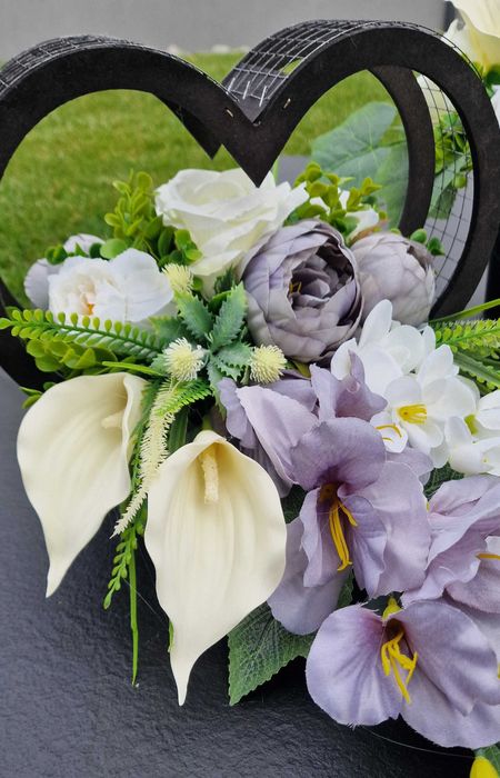 Kompozycja kwiatowa na grób cmentarz stroik serce ikebana Z273