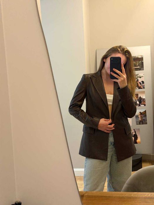 Шкіряний піджак в коричневому кольорі