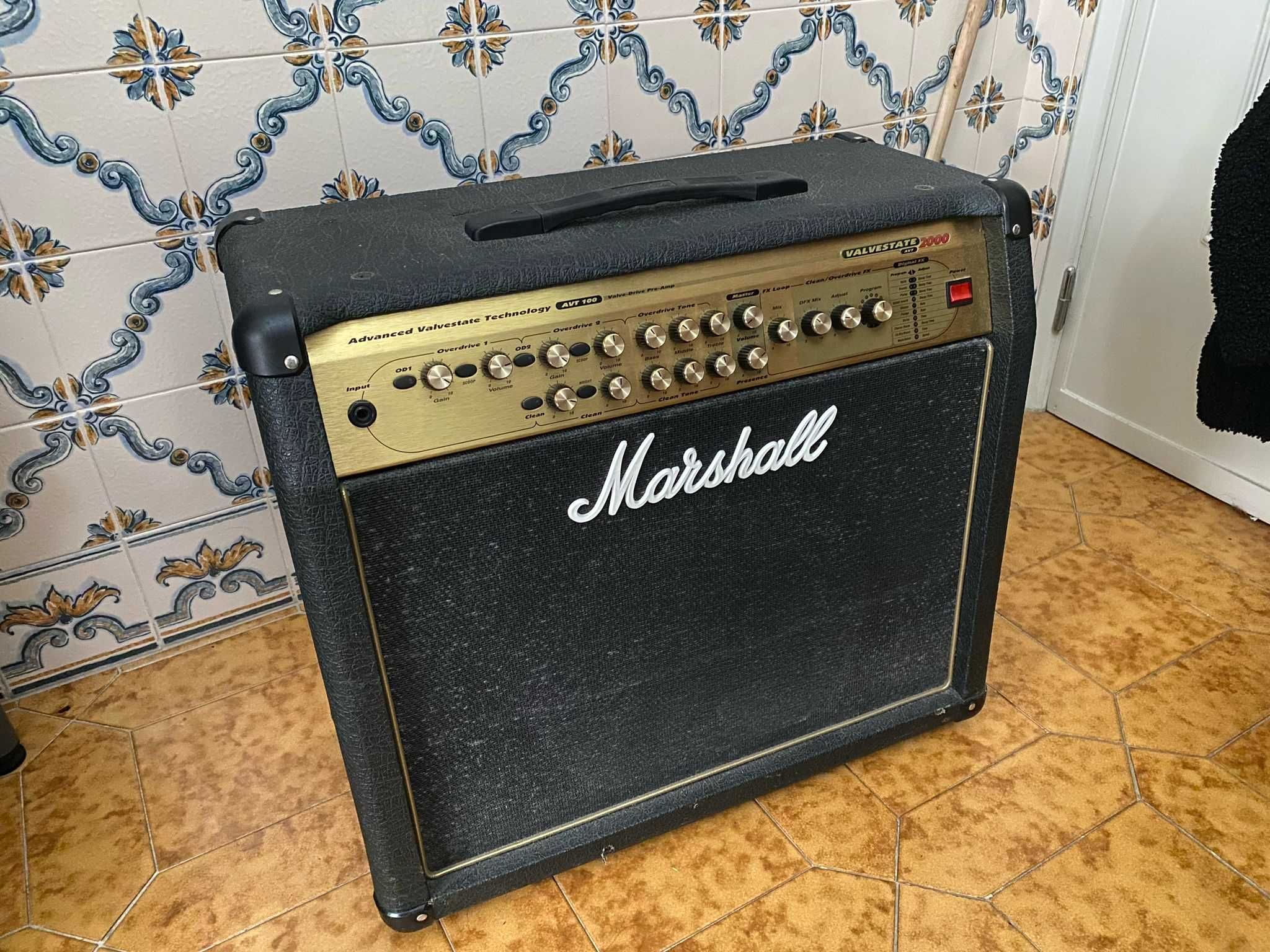 Amplificador Marshall AVT 100 Valvula pre Amp