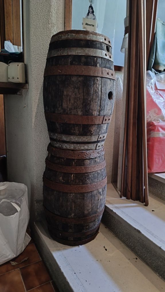 2 barris de madeira