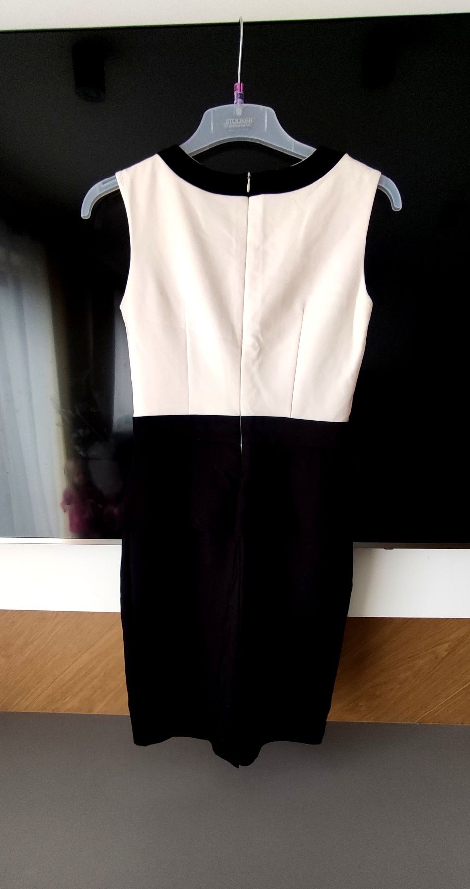 Ołówkowa sukienka z baskinką elegancka Reserved XS S