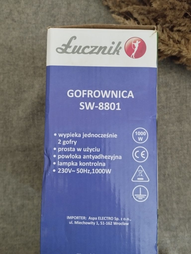 Czarno srebrna gofrownica Łucznik SW 8801